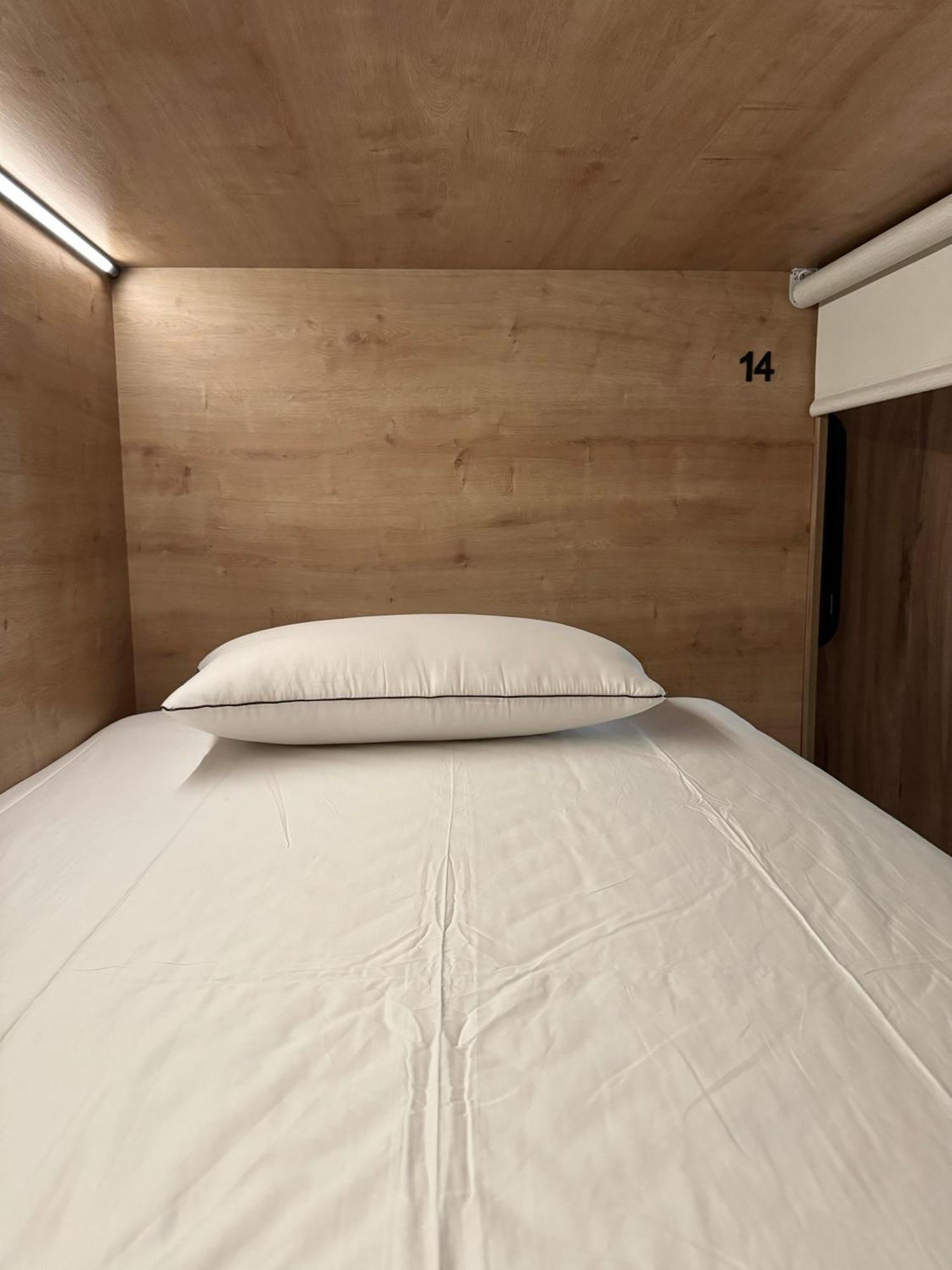 The Pod Suite Hostel Village Valencia Exterior photo